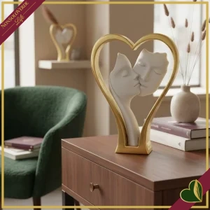 Scultura coppia di visi con cuore in marmorina bianco e oro, altezza 24 cm
