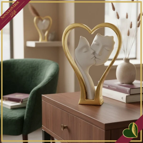 Scultura coppia di visi con cuore in marmorina bianco e oro, altezza 24 cm