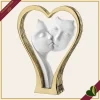 Scultura coppia di visi con cuore in marmorina bianco e oro, altezza 24 cm