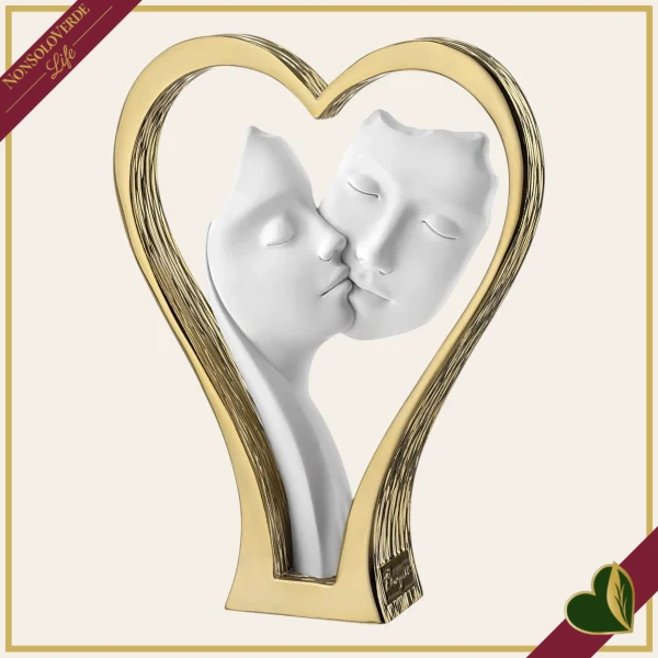 Scultura coppia di visi con cuore in marmorina bianco e oro, altezza 24 cm