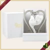 Scultura coppia di visi con cuore in marmorina bianco e oro, altezza 24 cm