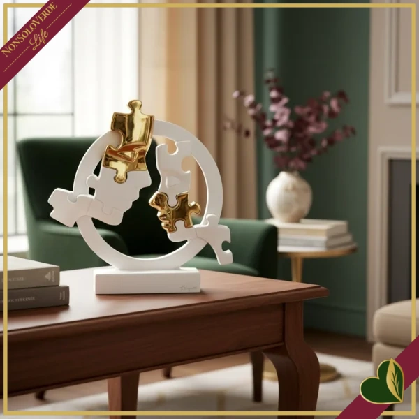 Scultura visi puzzle in cerchio in marmorina bianco e oro, altezza 29 cm