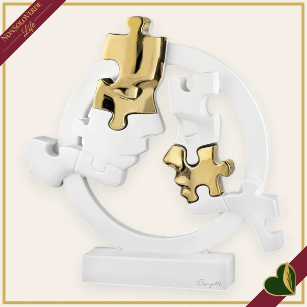 Scultura visi puzzle in cerchio in marmorina bianco e oro, altezza 29 cm