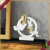 Scultura visi puzzle in cerchio in marmorina bianco e oro, altezza 29 cm