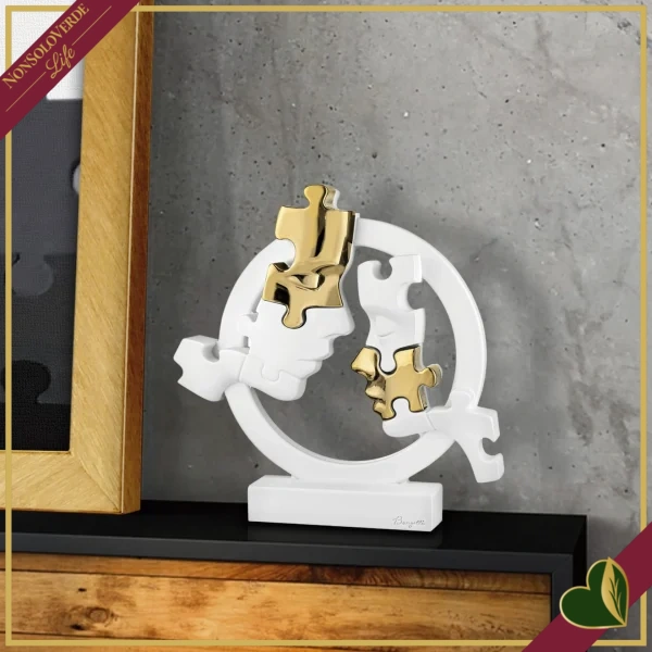 Scultura visi puzzle in cerchio in marmorina bianco e oro, altezza 29 cm