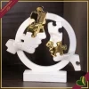Scultura visi puzzle in cerchio in marmorina bianco e oro, altezza 29 cm