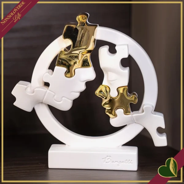 Scultura visi puzzle in cerchio in marmorina bianco e oro, altezza 29 cm