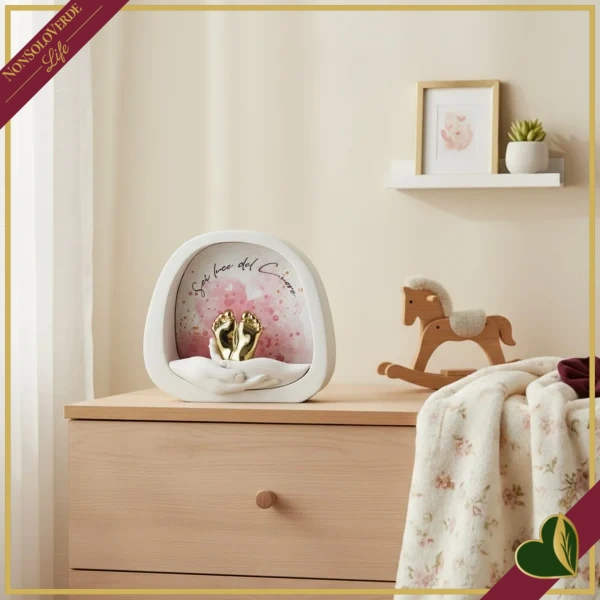 Decorazione luminosa con LED mani con piedini rosa e oro in marmorina bianca, altezza 12 cm