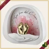 Decorazione luminosa con LED mani con piedini rosa e oro in marmorina bianca, altezza 12 cm