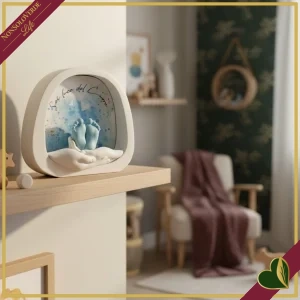 Decorazione luminosa con LED mani con piedini celeste e oro in marmorina bianca, altezza 12 cm