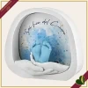 Decorazione luminosa con LED mani con piedini celeste e oro in marmorina bianca, altezza 12 cm