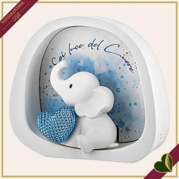 Decorazione luminosa con LED elefantino con cuore celeste in marmorina bianca, altezza 12 cm