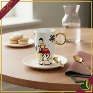8055267588381-0 Tazza da latte “Vicini” Abbracci in porcellana con manico dorato, 420 ml