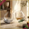 Set 2 bicchieri basculanti in vetro borosilicato con base verde e fumé, altezza 12 cm