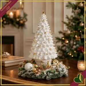 Centrotavola natalizio con alberello bianco in resina con base innevata e dettagli oro, altezza 56 cm