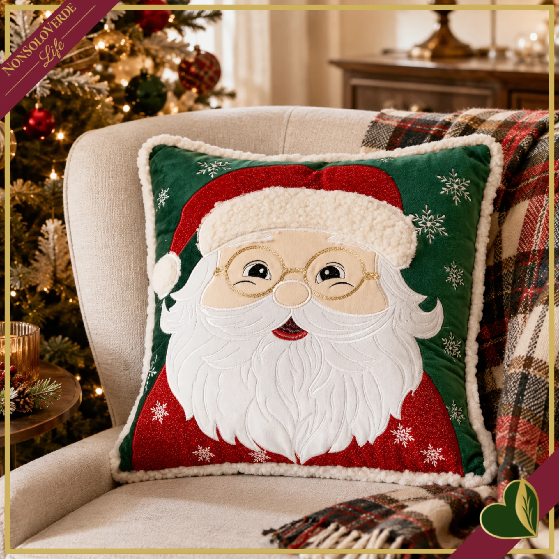 Cuscino natalizio quadrato verde con Babbo Natale e bordo effetto pelliccia, lato 40 cm