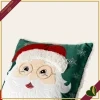 Cuscino natalizio quadrato verde con Babbo Natale e bordo effetto pelliccia, lato 40 cm