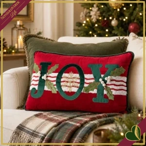Cuscino natalizio rettangolare rosso con scritta Joy e dettagli decorativi, lunghezza 50 cm