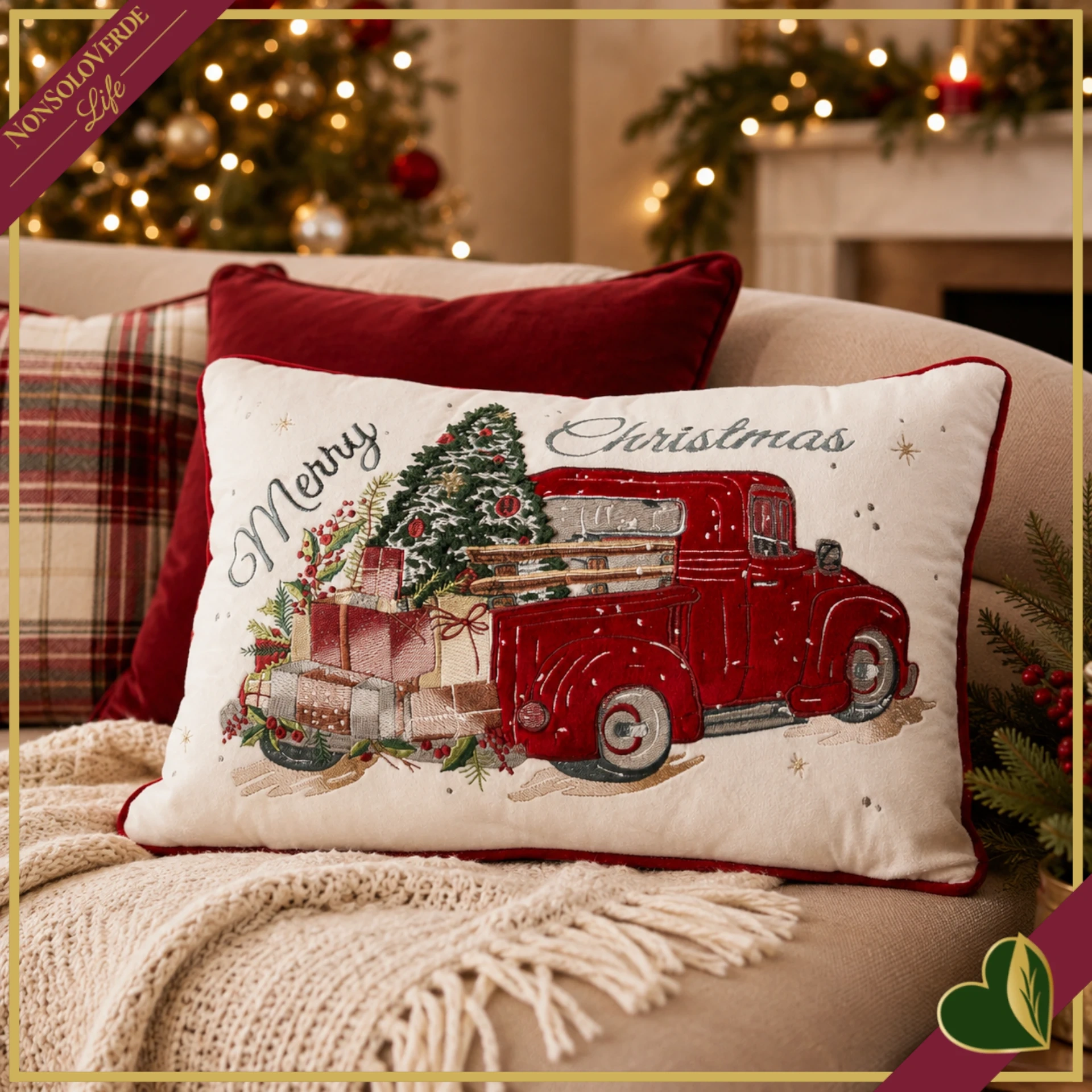 Cuscino natalizio rettangolare avorio con camioncino rosso e regali, lunghezza 50 cm
