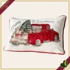 Cuscino natalizio rettangolare avorio con camioncino rosso e regali, lunghezza 50 cm