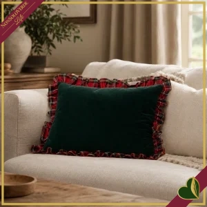 Cuscino rettangolare in velluto verde con volant tartan rosso, larghezza 60 cm