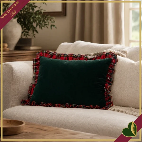 Cuscino rettangolare in velluto verde con volant tartan rosso, larghezza 60 cm