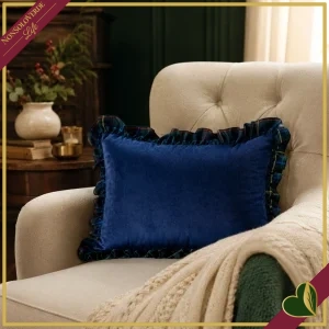 Cuscino rettangolare in velluto blu con volant tartan blu, larghezza 60 cm