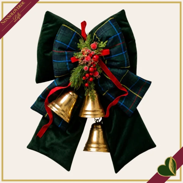 Fiocco natalizio doppio imbottito verde con tartan blu e campane dorate, altezza 48 cm