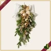Composizione natalizia da appendere con fiocco avorio, cascata di verde e sfere oro, altezza 45 cm