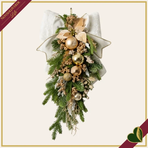Composizione natalizia da appendere con fiocco avorio, cascata di verde e sfere oro, altezza 45 cm