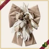 Fiocco natalizio in velluto tortora con cascata di pino innevato e decori champagne, altezza 75 cm