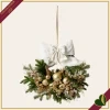 Composizione natalizia da appendere con grande fiocco bianco, verde e sfere oro, larghezza 55 cm