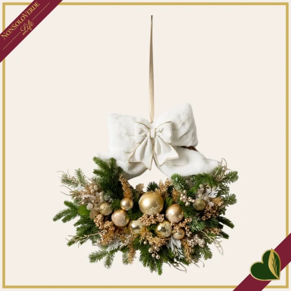 Composizione natalizia da appendere con grande fiocco bianco, verde e sfere oro, larghezza 55 cm