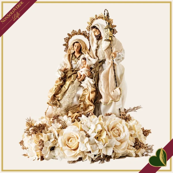Natività in resina e tessuto avorio e oro su composizione floreale, altezza 60 cm