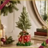 Alberello natalizio innevato in resina su pacco regalo rosso con fiocco oro, altezza 47 cm