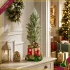 Alberello natalizio innevato in resina su pacco regalo rosso con fiocco oro, altezza 64 cm