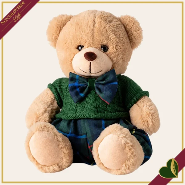 Orsacchiotto in peluche beige con completo verde e dettagli tartan blu, altezza 20 cm