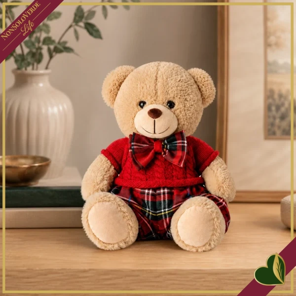 Orsacchiotto in peluche beige con completo rosso e dettagli tartan, altezza 20 cm