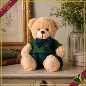 Orsacchiotto in peluche beige con completo verde e dettagli tartan blu, altezza 30 cm