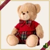 Orsacchiotto in peluche beige con completo rosso e dettagli tartan, altezza 40 cm