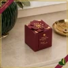 Scatola regalo bordeaux con fiore 3D e dettagli oro, altezza 6,5 cm