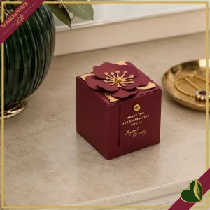 Scatola regalo bordeaux con fiore 3D e dettagli oro, altezza 6,5 cm
