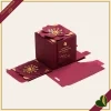 Scatola regalo bordeaux con fiore 3D e dettagli oro, altezza 6,5 cm