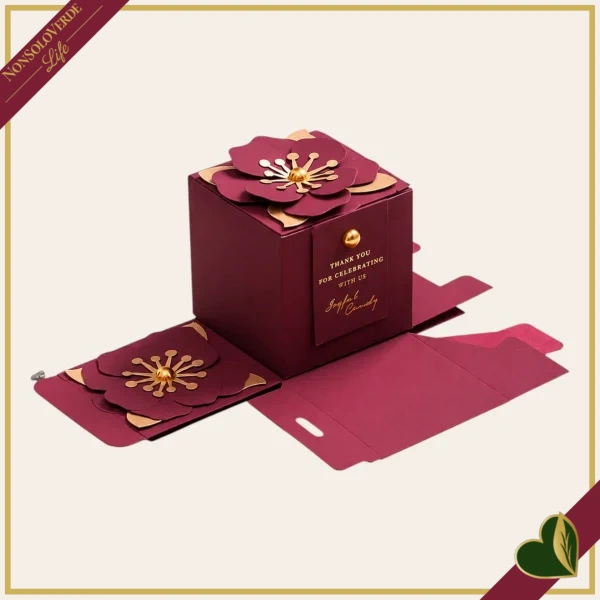 Scatola regalo bordeaux con fiore 3D e dettagli oro, altezza 6,5 cm