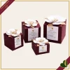 Scatola regalo bordeaux con fiore 3D e dettagli oro, altezza 6,5 cm