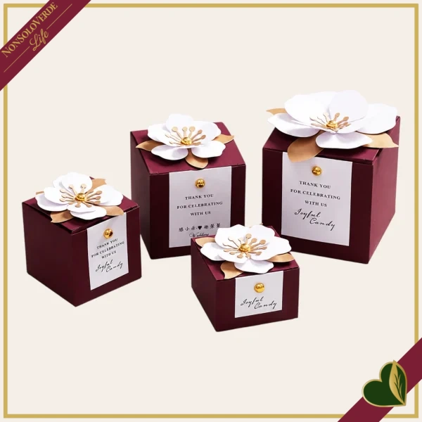 Scatola regalo bordeaux con fiore 3D e dettagli oro, altezza 6,5 cm