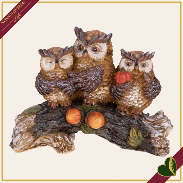 Scultura con tre gufetti in resina su ramo con zucca, lunghezza 25 cm