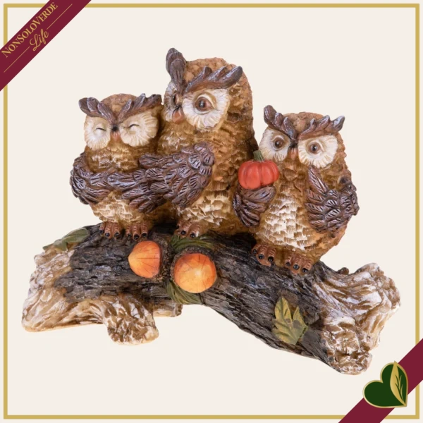 Scultura con tre gufetti in resina su ramo con zucca, lunghezza 25 cm