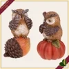 Gufo decorativo in resina con ghianda o zucca, 2 modelli assortiti, altezza 18 cm