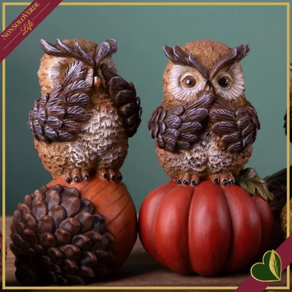 Gufo decorativo in resina con ghianda o zucca, 2 modelli assortiti, altezza 18 cm